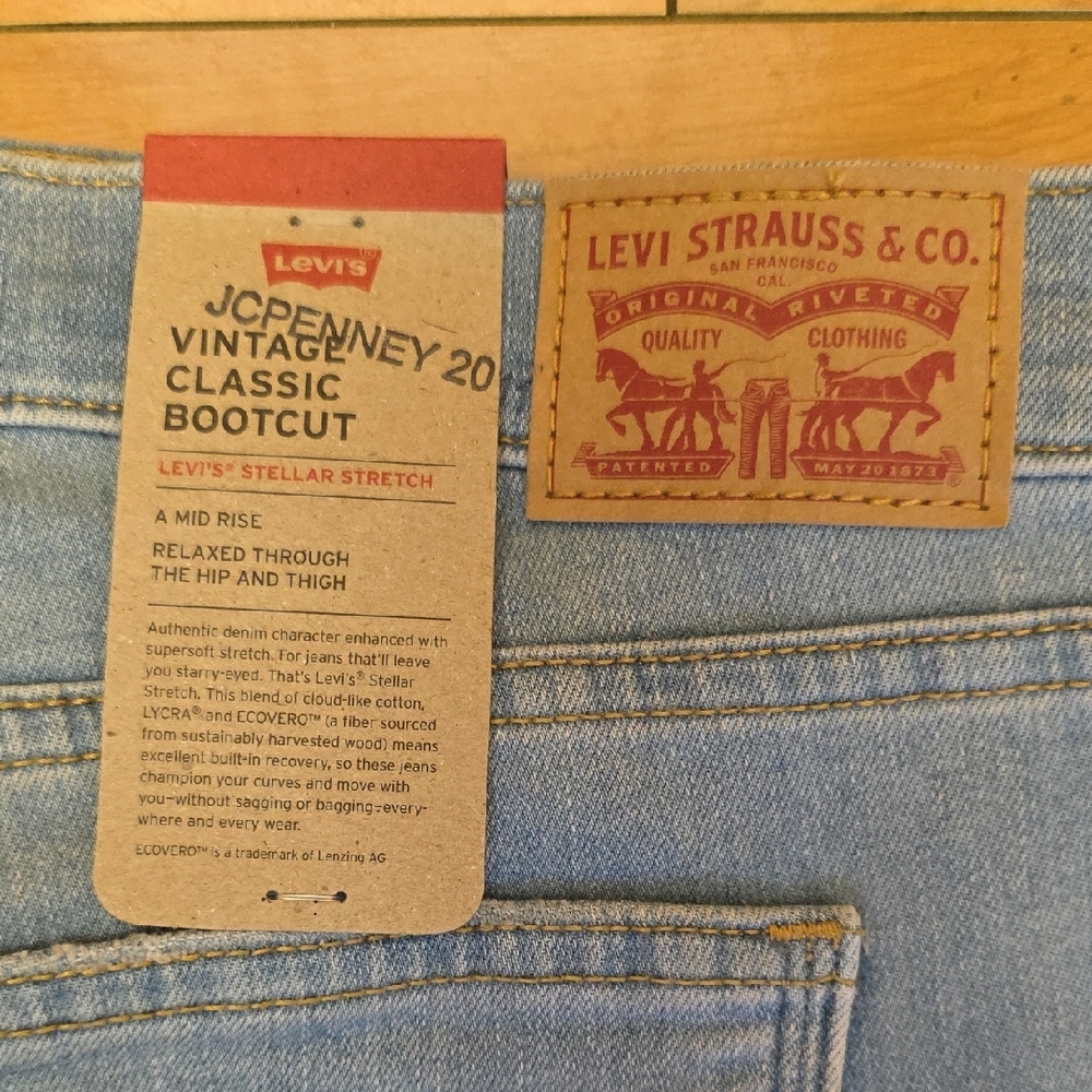 Levi's Size 18W Vintage Classic Bootcut Jeans Mid-Rise Distressed Light Wash NEW - Picture 3 of 15